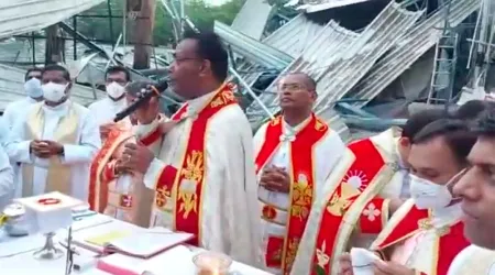 Celebran Misa entre escombros de iglesia destruida en India