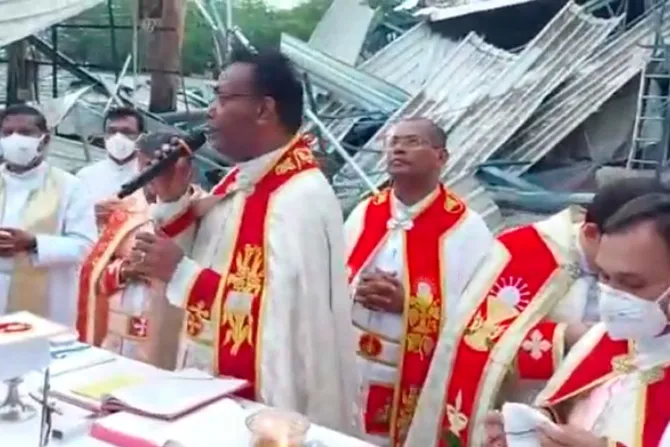 Celebran Misa entre escombros de iglesia destruida en India