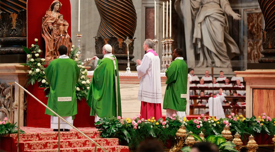 El Papa al comenzar la Misa. Foto: Daniel Ibáñez / ACI Prensa?w=200&h=150