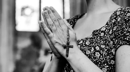Cerca de 200 católicos rezan el Rosario en desagravio por misa negra satánica