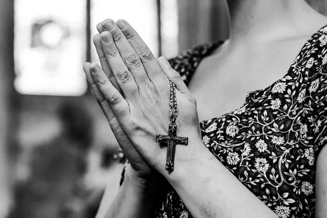 Cerca de 200 católicos rezan el Rosario en desagravio por misa negra satánica