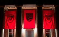 Banderas rojas cuelgan en las afueras del memorial church en el campus de la Universidad de Harvard en Cambridge, Massachusetts. 6 de septiembre de 2012 (Foto Tim Sackton via Flickr (CC BY-SA 2.0)