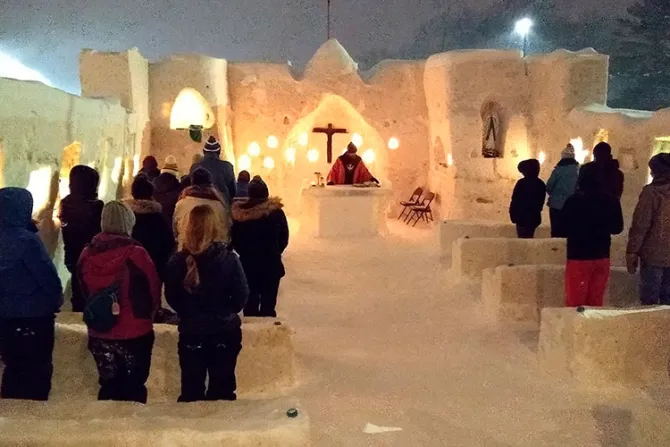 Celebran Misa en una capilla hecha de hielo