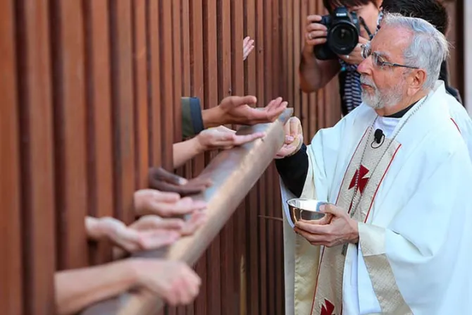Obispos de México lanzan campaña en redes sociales #elmigranteesundon
