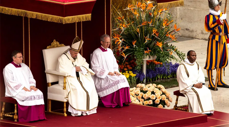 El Papa en oración durante la Misa Pascual. Foto: Daniel Ibáñez / ACI Prensa