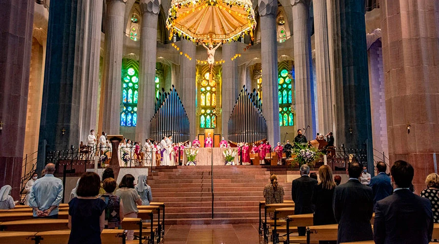 Misa en la Basílica de la Sagrada Familia por los fallecidos a causa del COVID-19. Crédito: Arzobispado de Barcelona?w=200&h=150