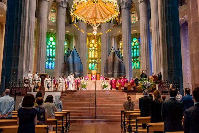 Presidente de Cataluña amenaza con sancionar a Arzobispado por Misa en la Sagrada Familia