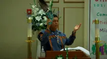 Michael Madrigal, un ministro laico de la Diócesis de San Bernardino, recita la “Oración de los nativos americanos a las cuatro direcciones” al comienzo de una Misa / Crédito: Captura de YouTube