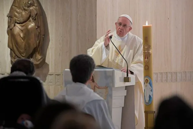 Papa Francisco: Cuando el pueblo de Dios se detiene se vuelve como un "asno en un establo"