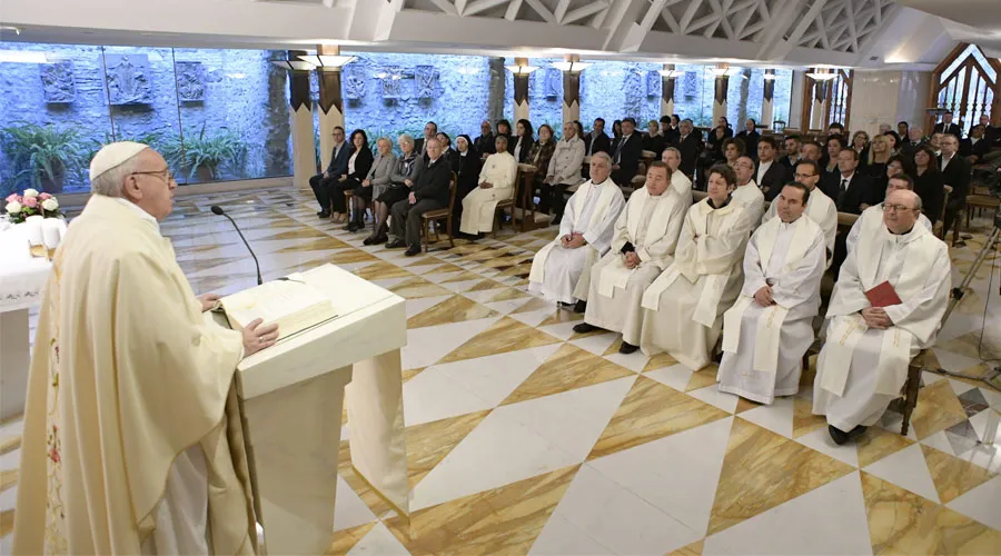 El Papa Francisco durante la Misa en Santa Marta. Foto: L'Osservatore Romano?w=200&h=150