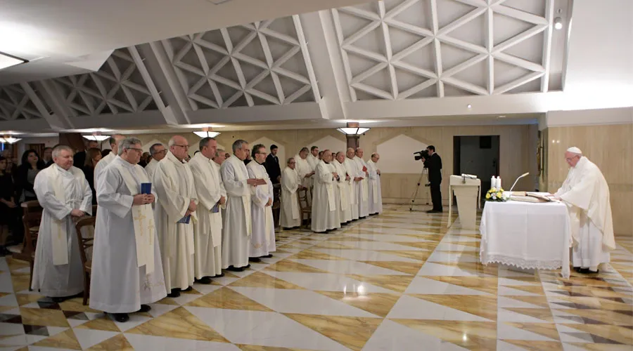 El Papa Francisco celebra la Misa en Santa Marta. Foto: L'Osservatore Romano?w=200&h=150