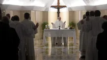 Imagen referencial / Papa Francisco celebra Misa en capilla de Casa Santa Marta. Foto: L'Osservatore Romano.