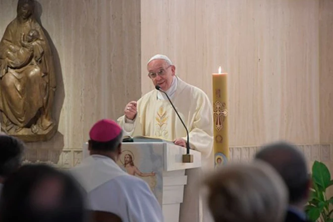 Papa Francisco anima a ir más allá de los 10 Mandamientos para vivir en cristiano