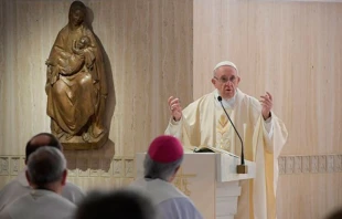 El Papa Francisco durante la homilu00eda de la Misa esta mau00f1ana en la Casa Santa Marta. Foto: L'Osservatore Romano 