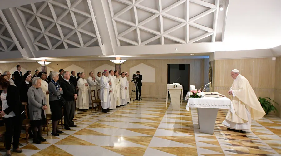 El Papa Francisco celebra la Misa en Santa Marta. Foto: L'Osservatore Romano?w=200&h=150