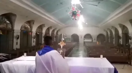 Sacerdote siguió celebrando Misa a pesar que tifón golpeaba la iglesia