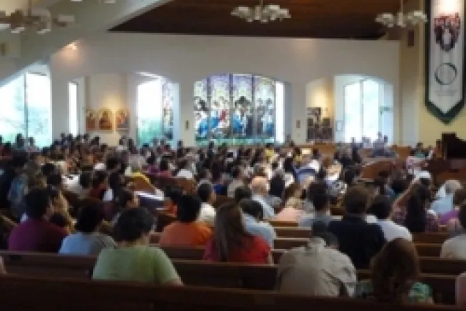 Sacerdotes católicos consuelan a familiares y sobrevivientes de masacre de Denver