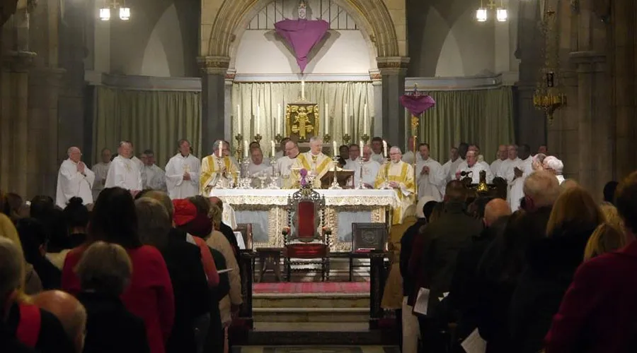 Mons. Leo Cushley preside una Misa en Edimburgo. Foto: Facebook Archdiocese Saint Andews & Edinburgh?w=200&h=150