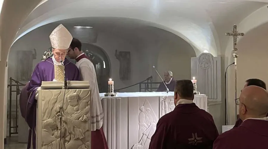 Mons. Georg Gänswein durante la Misa en las grutas vaticanas. Foto: Angela Ambrogetti / ACI Prensa?w=200&h=150