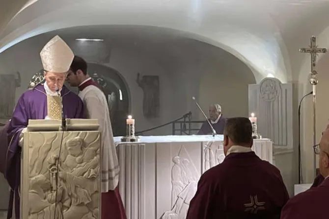 Celebran Misa en las grutas vaticanas por el primer mes del fallecimiento de Benedicto XVI