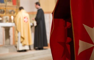 Celebraciu00f3n de la Misa con emblemas de la Orden de Malta. Foto: Flickr Giorgio Minguzzi (CC BY-SA 2.0). 