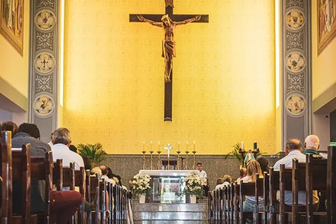 Permiten celebraciones religiosas con un aforo del 30% en iglesias de Argentina