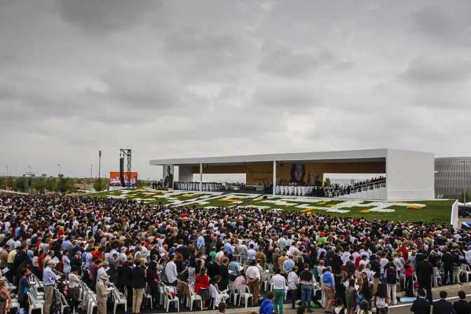Que el nuevo Beato Álvaro del Portillo anime a muchos a adherirse a Jesús, dice Papa Francisco