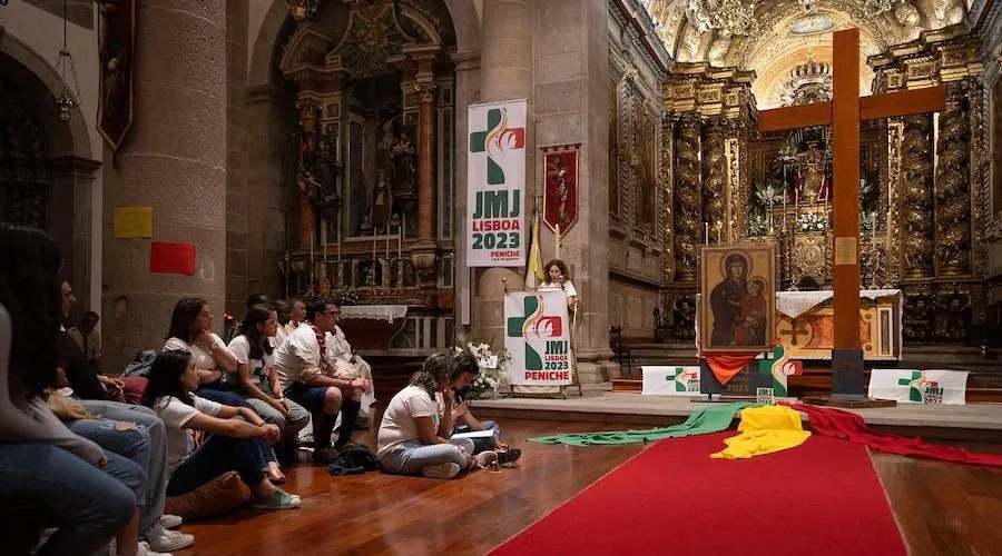 Celebración Eucarística ante los símbolos de la JMJ en Portugal. Crédito: Facebook COD Lisboa.?w=200&h=150