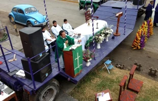 El P. Pasco celebrando la Misa sobre el camiu00f3n / Foto: Cortesu00eda P. Pasco 