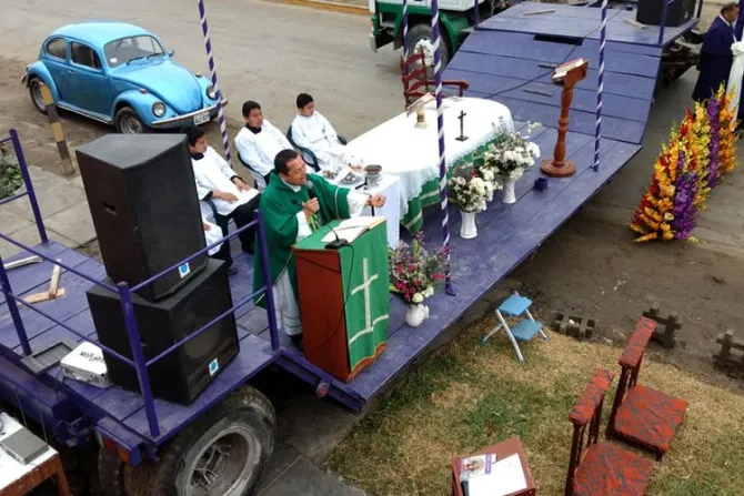 Sacerdote celebra Misa en un camión porque su iglesia se cae a pedazos [FOTOS]