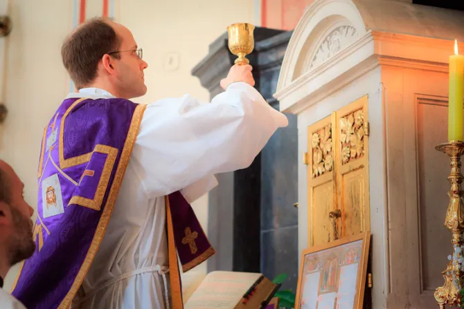 Obispos de Francia destacan celo espiritual de fieles que celebran Misa tradicional en latín