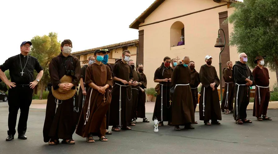 Franciscanos detienen manifestación en Misión Santa Inés. Crédito: Twiiter @BishopBarron?w=200&h=150