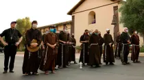 Franciscanos detienen manifestación en Misión Santa Inés. Crédito: Twiiter @BishopBarron