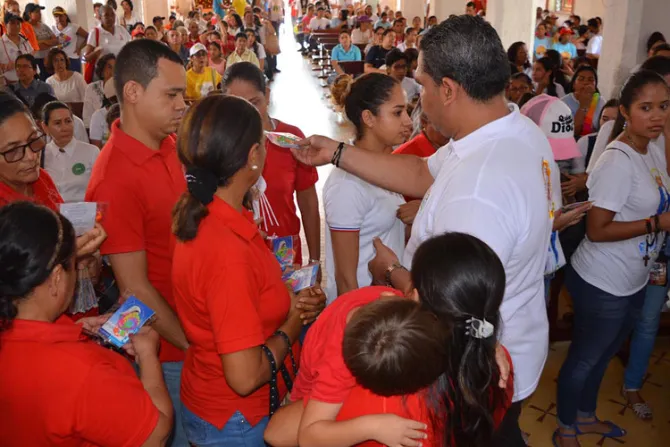 Movimientos laicales visitan familias para prepararlas a la visita del Papa a Colombia