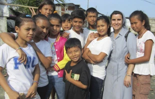 Hermana Maru00eda del Pino Rodru00edguez con ju00f3venes de Baseco. Foto: Blanca Ruiz 