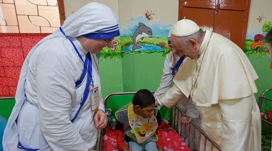 El Papa Francisco visita la Casa Madre de las Misioneras de la Caridad en Tejgaon, Bangladesh el 2 de diciembre de 2017 / Crédito: Vatican Media?w=200&h=150