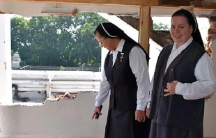 Misioneras Clarisas muestran algunos de los dau00f1os sufridos en su Casa Madre tras terremoto del 19 de septiembre en Mu00e9xico. Foto: Twitter / @ACNMex. 