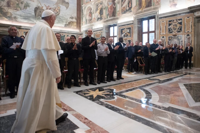 El Papa pide a religiosos no caer en el clericalismo y evangelizar a los alejados
