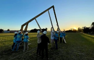 Ju00f3venes trabajando en la construcciu00f3n de una capilla. Cru00e9dito: Capilla Pau00eds 