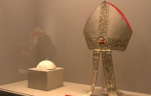 Solideo y mitra papal. Cru00e9dito: David Ramos / ACI Prensa 