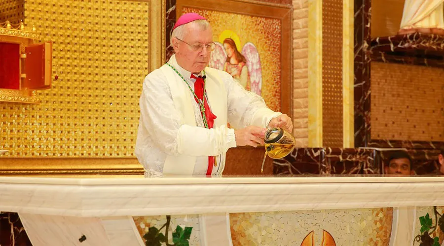 Mons. Paul Hinder bendice el altar de la iglesia de San Francisco Javier. Foto: Vicariato Apostólico del Sur de Arabia
