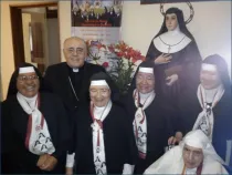Mons. Mollaghan y algunas religiosas en Rosario (foto AICA)