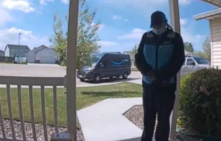 Monica Salinas reza por el pequeu00f1o Lucas frente a la puerta de la casa de la familia Pearson. Cru00e9dito: Cortesu00eda Raquel Pearson. 