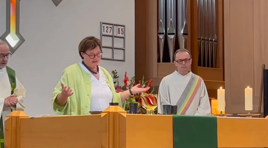 La teólogoa Monika Schmid "concelebra" una Misa católica. Captura Youtube Katholisches Medienzentrum