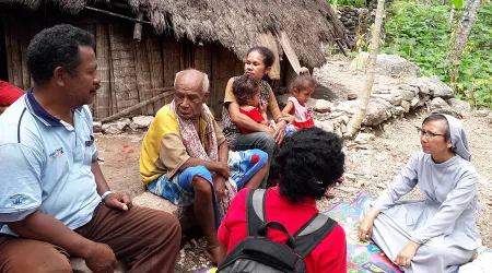Monja logra reunir a migrante indonesia con su padre después de 14 años