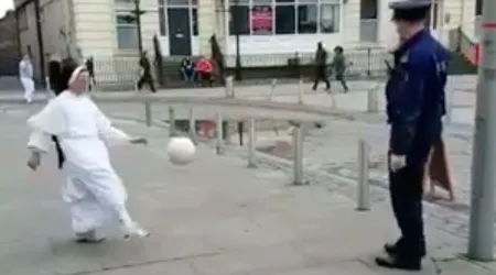 VIDEO VIRAL: Monja juega fútbol con policía en plena calle