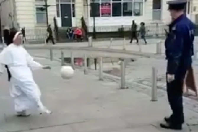 VIDEO VIRAL: Monja juega fútbol con policía en plena calle