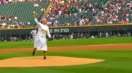 Religiosa causa sensación al hacer primer lanzamiento en partido de béisbol [VIDEO]