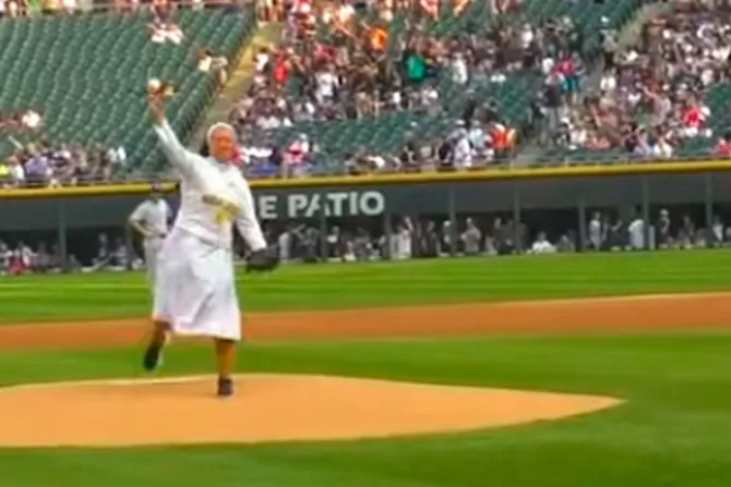 Religiosa causa sensación al hacer primer lanzamiento en partido de béisbol [VIDEO]