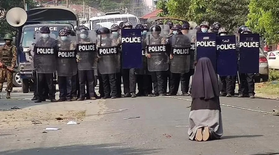 VIRAL: Monja salva a 100 personas con oración ante policías en Myanmar